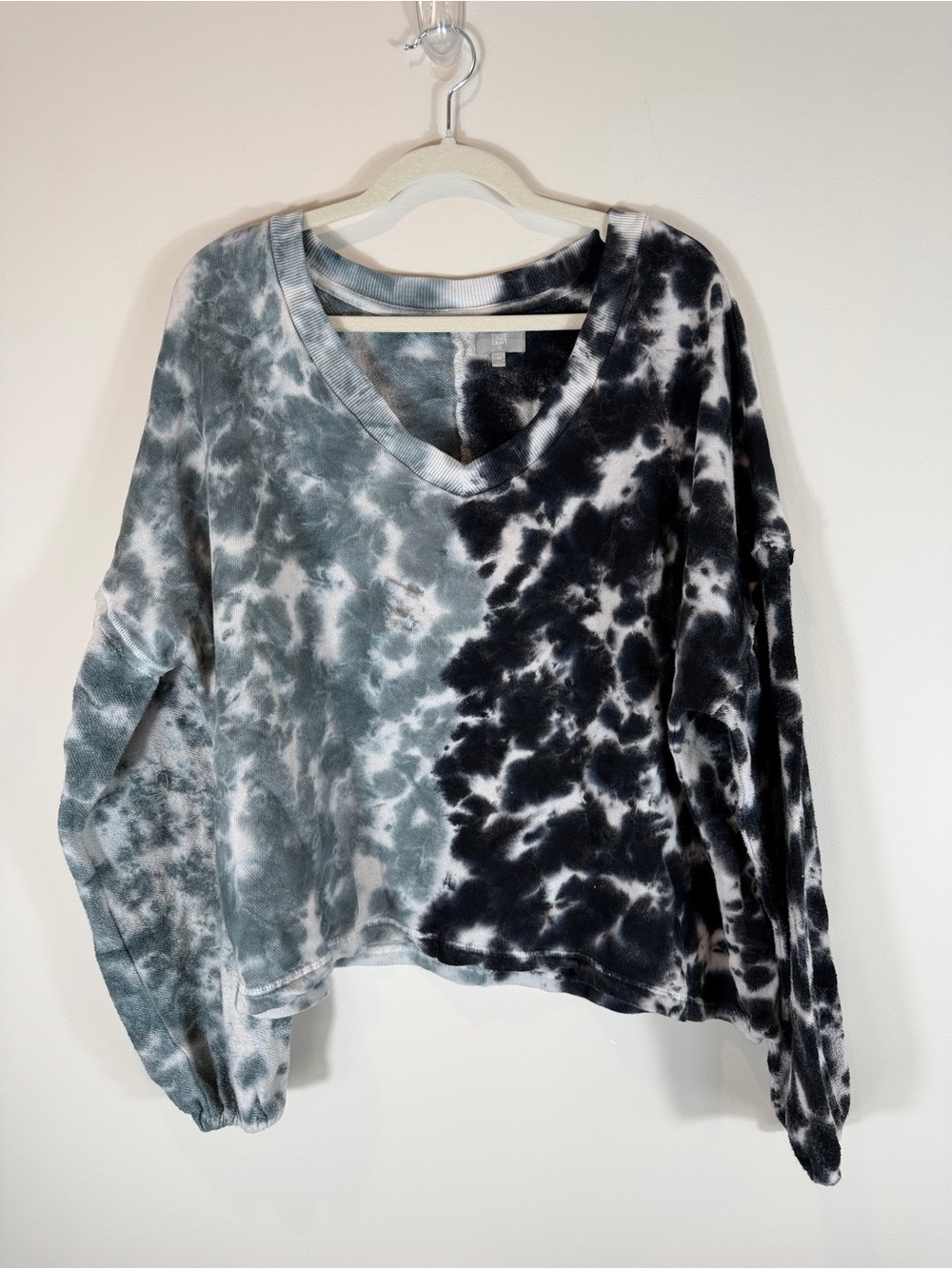 True Craft Tie-Dye V-Neck Sweatshirt- Black & Gray Size Medium